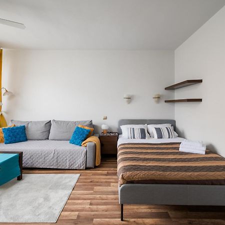 Stay With Friends In Warsaw Apartment ภายนอก รูปภาพ